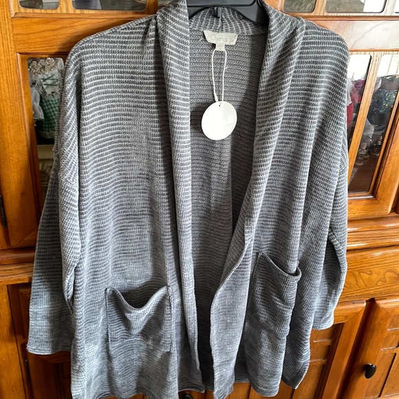 Womens grey sweater new with tags, 2 pockets and slits on side size small - Picture 1 of 5